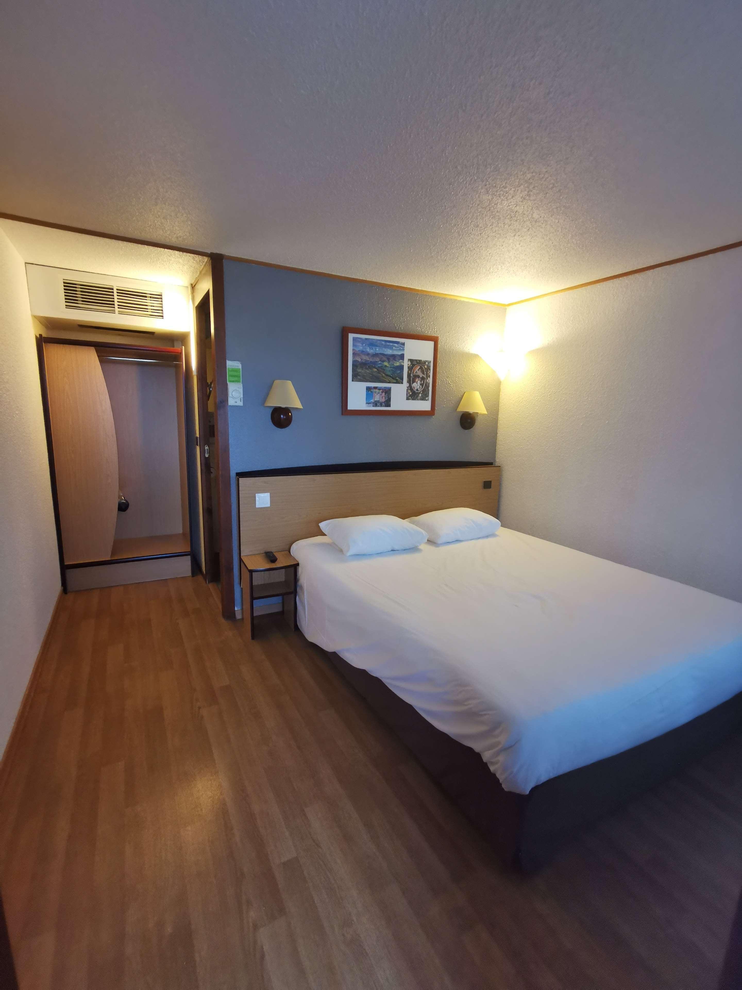 Hotel Restaurant Campanile Aurillac Exterior foto