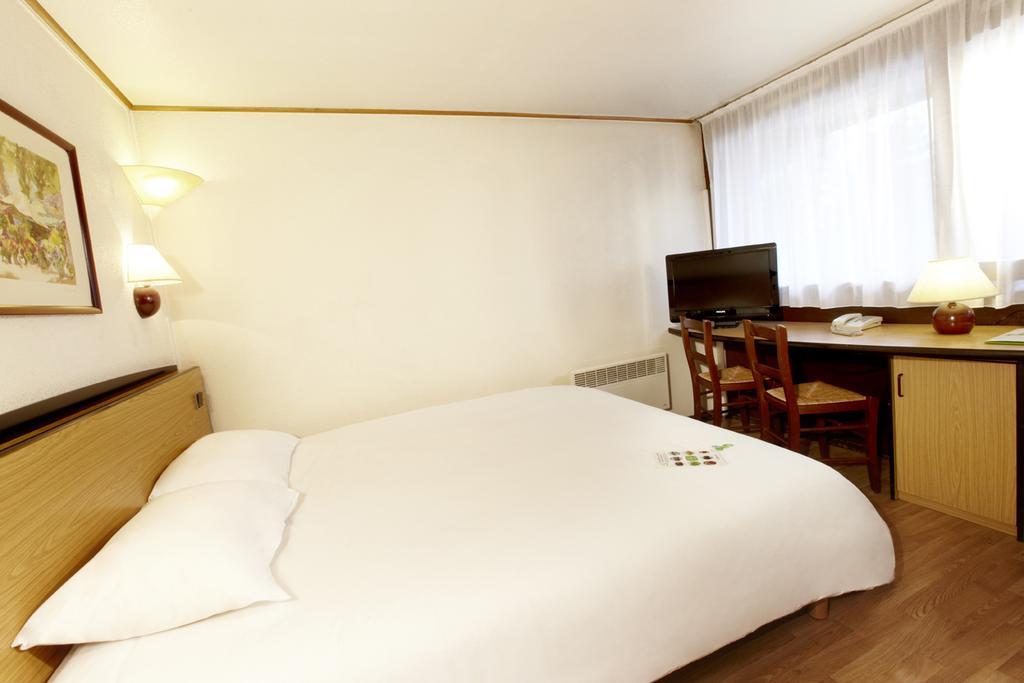 Hotel Restaurant Campanile Aurillac Exterior foto