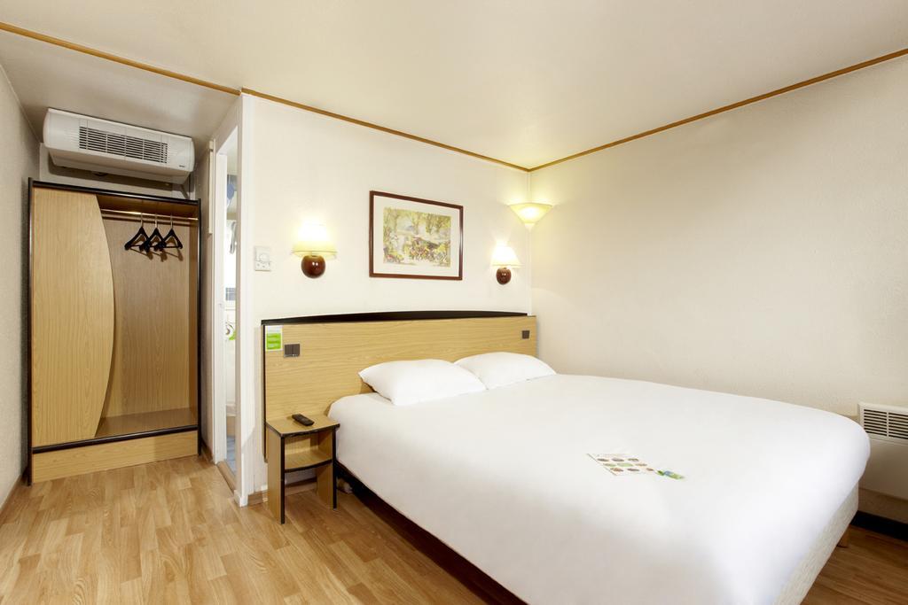 Hotel Restaurant Campanile Aurillac Exterior foto