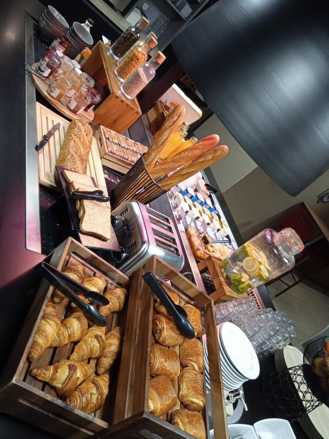 Hotel Restaurant Campanile Aurillac Exterior foto