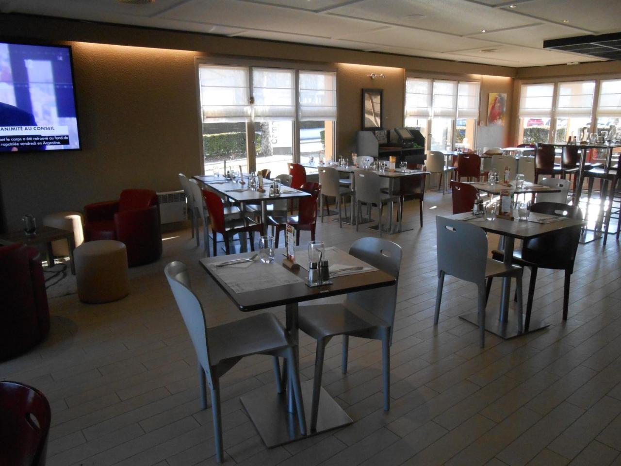 Hotel Restaurant Campanile Aurillac Exterior foto