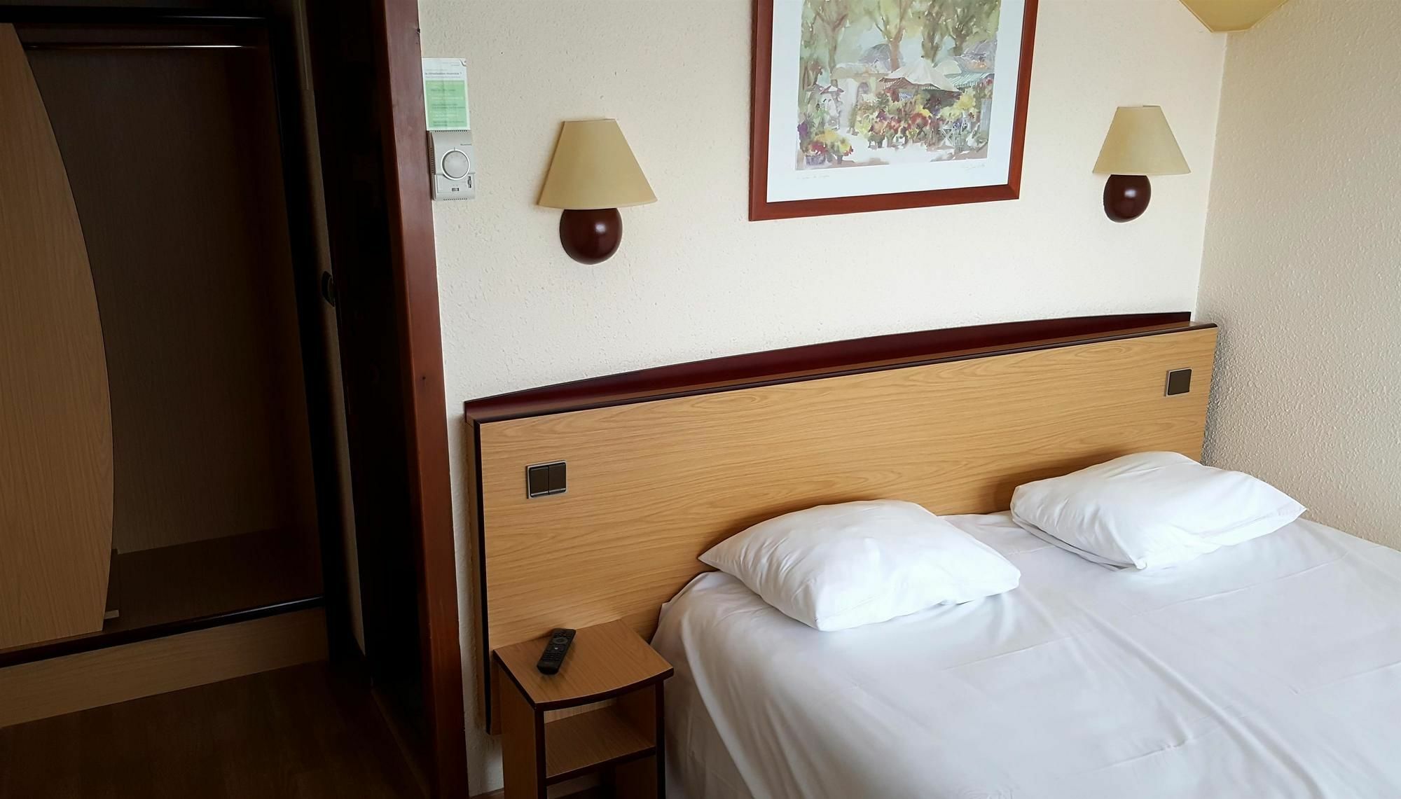 Hotel Restaurant Campanile Aurillac Exterior foto