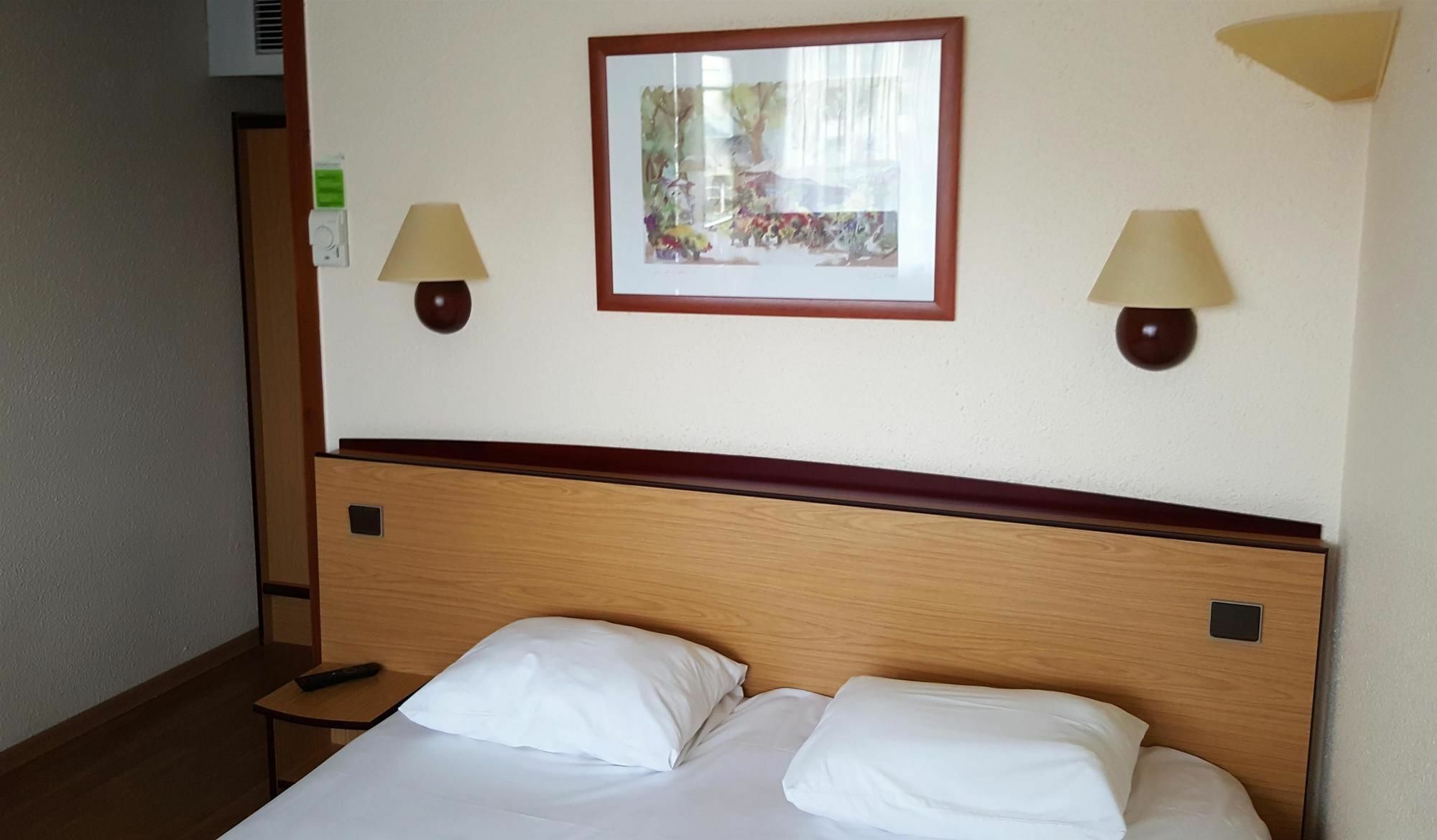Hotel Restaurant Campanile Aurillac Exterior foto